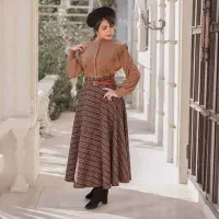 همکار خانم جهت جضور جلوی دوربین