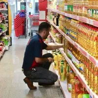 کارگر اقا فروشگاه مواد غذایی