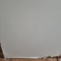 درب چوبی قدیمی و بسیار محکم