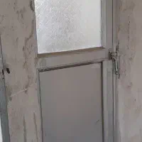 درب حمام آلمینویمی تمیز و‌سالم