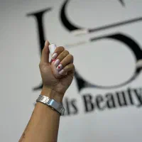 ناخنکار درصدی در سالنی پر مشتری