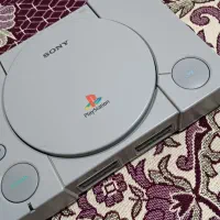 سونی 1 با یک دسته بازی و دو عدد بازی