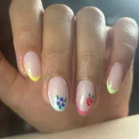 تخفیف ویژه ناخن در خیابان معلم