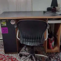 میز تحریر و کامپیوتر