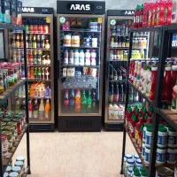 فروشنده و صندوقدار و چیدمان هایپر مارکت