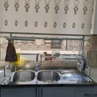 آبچکان رومیزی پشت پنجره ای