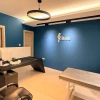 همکار خانم در کلینیک زیبایی با ظاهر آراسته