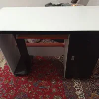 میز تحریر و کامپیوتر