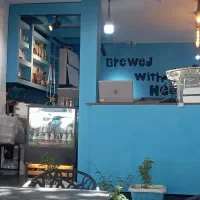 باریستا خانم برای کار بلو کافه