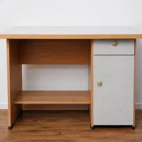 میز تحریر کاملا سالم و تمیز