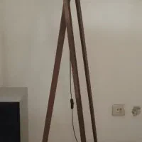 آباژور ایستاده