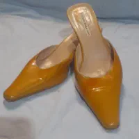 تعدادی کفش و دمپایی