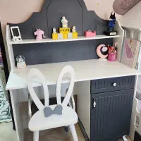 میز تحریر و صندلی و شلف