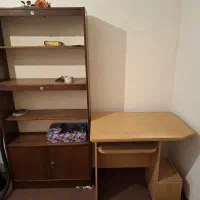 میز کامپیوتر و کتابخانه