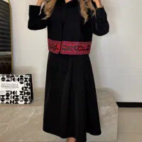 فروشنده خانم در گالری لباس زنانه