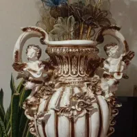 گلدان با گل هایش در حد نو