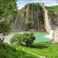 نظافت وجاروکردن محوطه مجتمع مسکونی