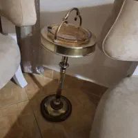 زیرسیگاری برنجی کنار سالنی قدیمی