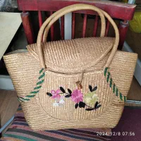 سبد حصیری و کیف زنانه