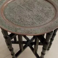 میز قدیمی پایه چوب رویه اش مسی