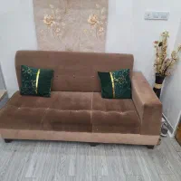 کاناپه همراه با یک پاف گرد