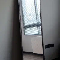 آینه قدی با قاب مشکی - ۱۸۴.۵ × ۵۴.۵ سانتی‌متر