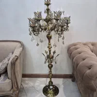 آباژور برنجی کنار سالنی کاملاً سالم و در حد نو