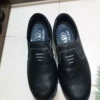 کفش کار ایمنی جلو اهن داره