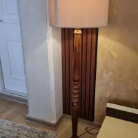 آباژور ایستاده چوبی با شید کرم رنگ