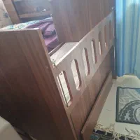تخت خواب کنار مادری
