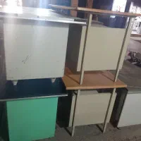 تعداد محدودی میز تحریر یا میز کارفلزی