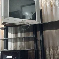 تلویزیون سامسونگ با میز و دستگاه دیجیتال