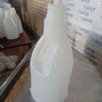 کارگر خانم ویک اپراتور وارد به دستگاه تزریق بادی