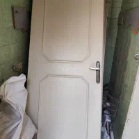 ۴ درب اتاقی با قفل و دستگیره