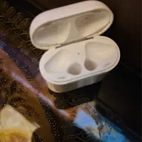 کیس شارژ اصلی Apple AirPods نسل ۱، به همراه کاور