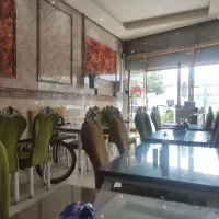 همکار خانوم در رستوران