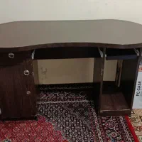 میز تحریر و کامپیوتر