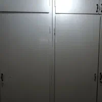 تعدادی درب کمد و شاسی چوبی پشت