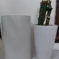 ۲ عدد گلدان سرامیکی و ۲ عدد زیر گلدانی