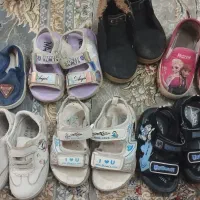 تعدادی کفش بچگانه
