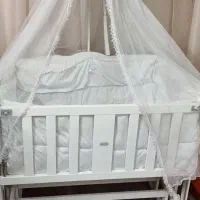 تخت نوزاد کنار مادر