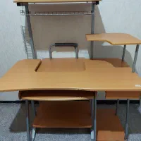 میز تحریر و کامپیوتر