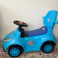 ماشین حمل کودک و مقداری وسایل بچه و سیسمونی
