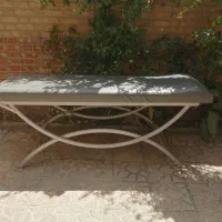 تخت پایه هلالی