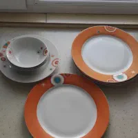 تعدادی ظرف چینی