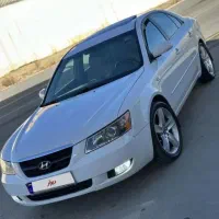 راننده با اتومبیل هیوندا سوناتا