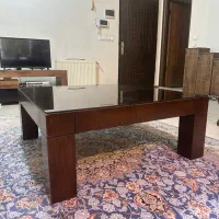 میز چوبی جلو مبلی