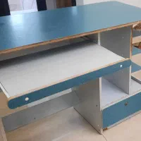 میز تحریر و کامپیوتر