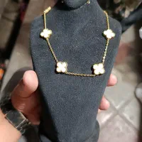 مانکن گردنبند