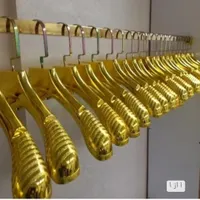 تعداد۱۰۰چوب لباسی طلایی خارجی  با۲۰۰عددفلزی|فروشگاه و مغازه|ساوه, |دیوار